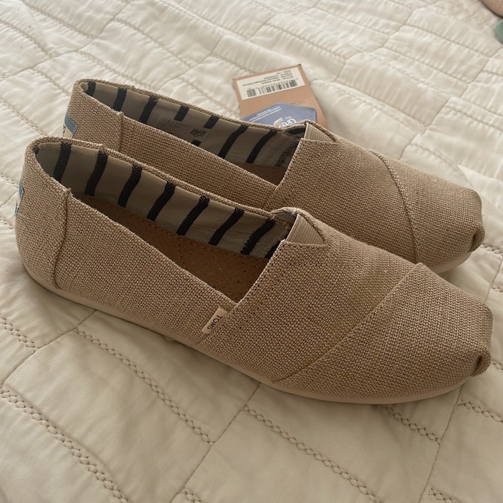 NWT Toms beige canvas shoes